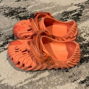 CROCS SALEHE BEMBURY X CROCS THE POLLEX CLOG